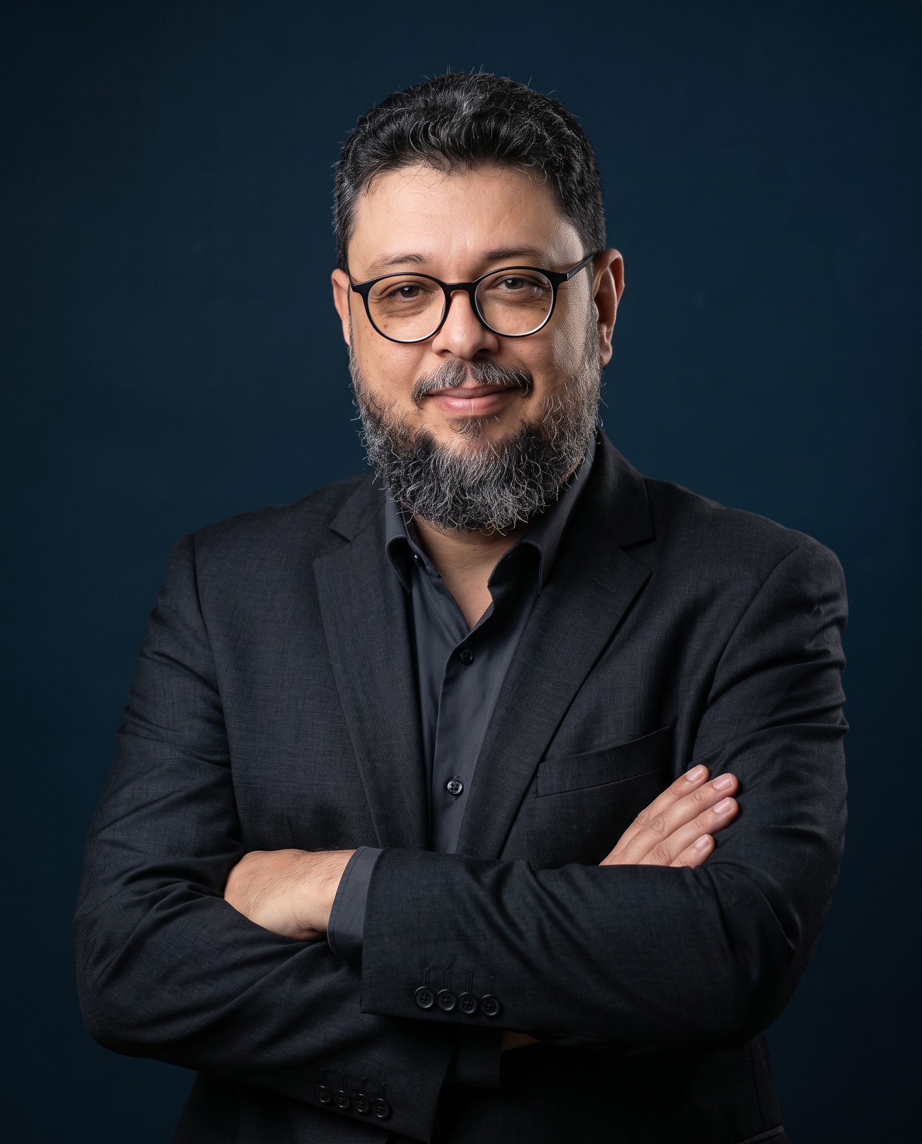 Demostenes Albert de blazer escuro e braços cruzados